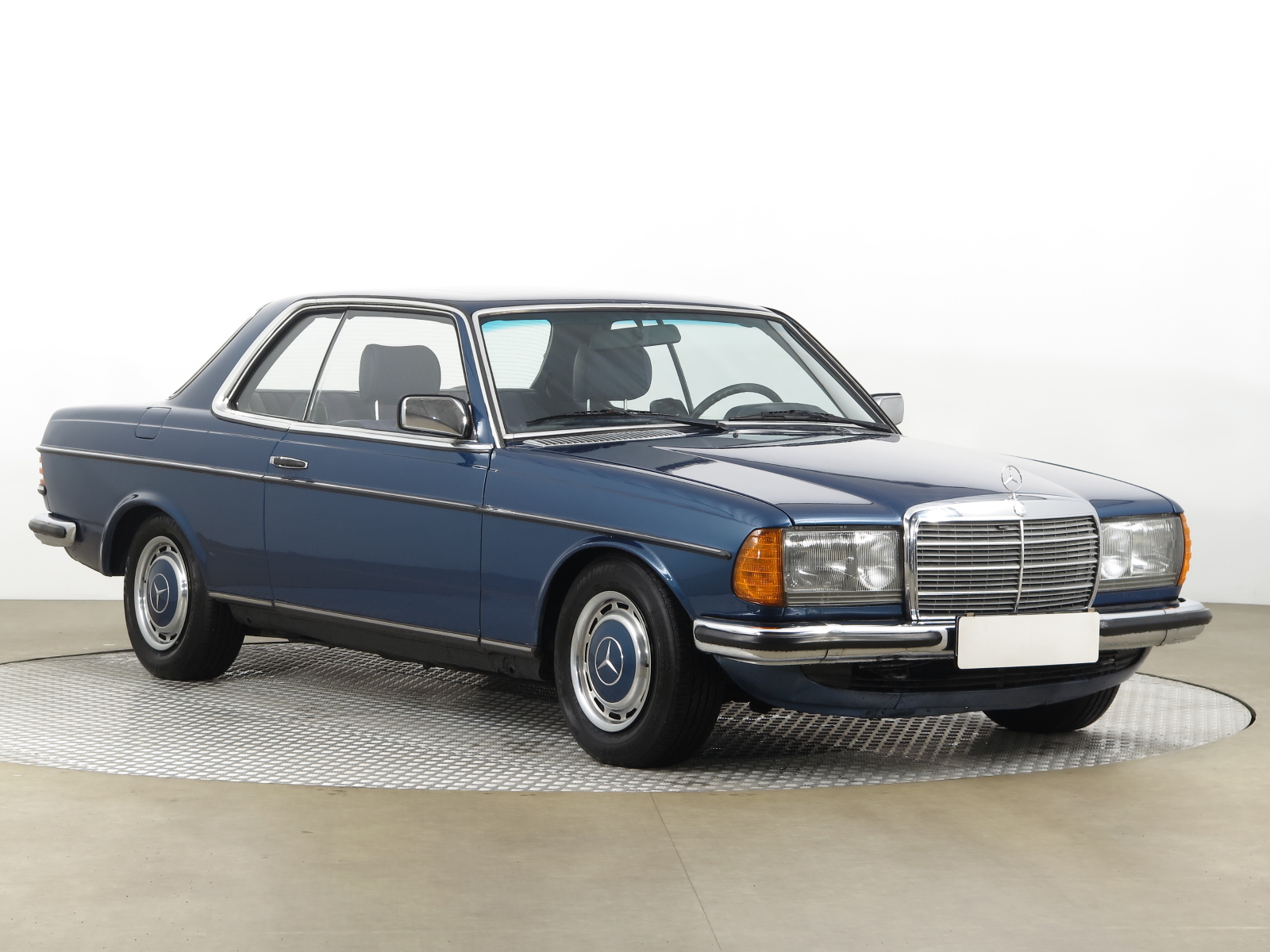 Used MercedesBenz W123 1981 230 CE 55520km blue AAA